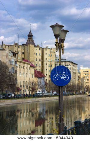 Bucarest - vista sopra fiume Dambovita con il segno della bicicletta