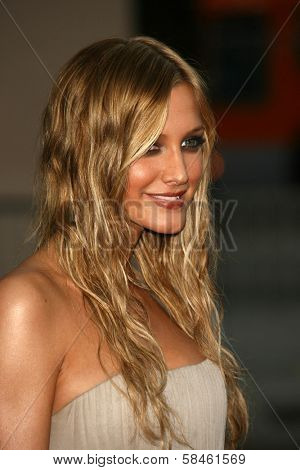 LOS ANGELES - NOVEMBER 21: Ashlee Simpson at the 34th Annual American Music Awards at Shrine Auditorium November 21, 2006 in Los Angeles, CA