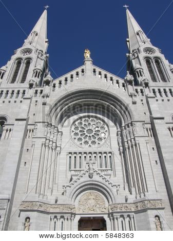 Svatyně a katedrála na Ste Anne de Beaupre v Quebecu