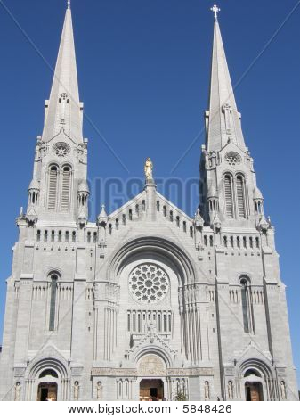 Svatyně a katedrála na Ste Anne de Beaupre v Quebecu