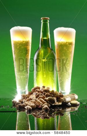 Tall kühles Bier und gerösteten Erdnüssen
