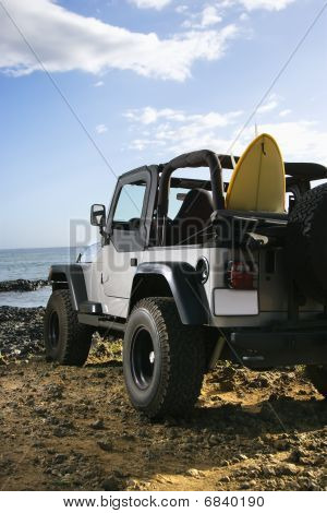 SUV ve plajda sörf