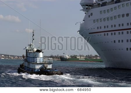 Schlepper und Kreuzfahrtschiff