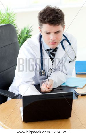 Jistý muž lékař pomocí přenosného počítače