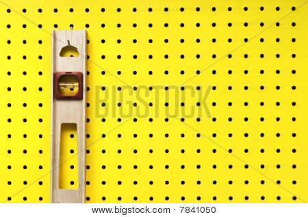 Stary poziom wiszące na Pegboard żółty