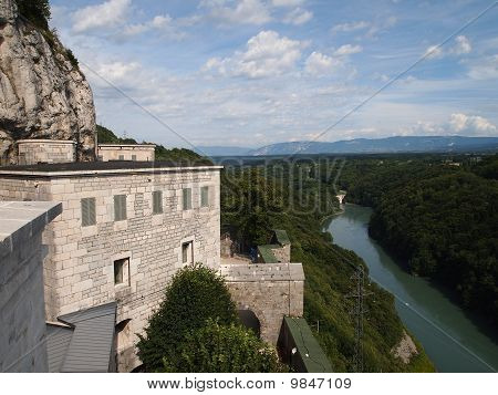 Vista del forte francese dell'Ecluse sui fiumi e foreste, Francia, le Alpi