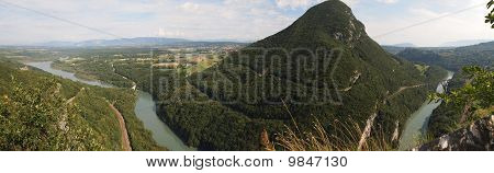 Vista sulle montagne svizzere e fiumi con ponte dalla francese Fort l'Ecluse, Francia, A