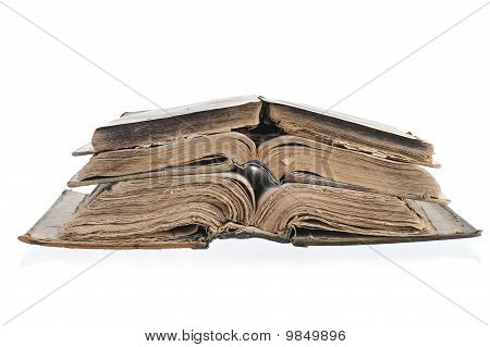 Bir açılan İncil.