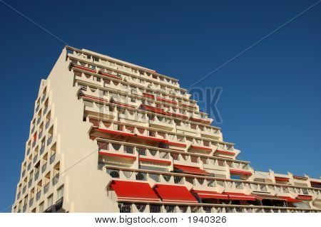 Fachada de edificio futurista