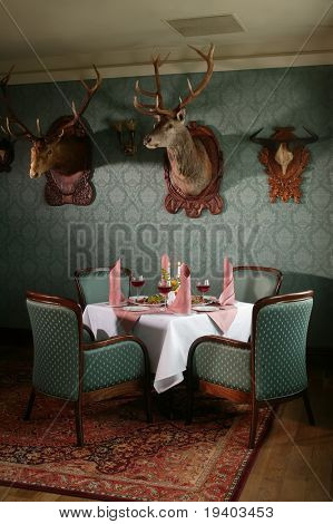 Tafel in een restaurant met een jacht inrichting.