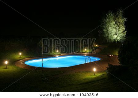 Piscina e jardim, por noite