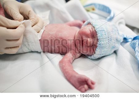Neonato ricoperto di vernix ottenendo un pannolino