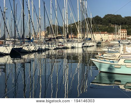 Vue sur le port de Saint-Mandrier, Var, France