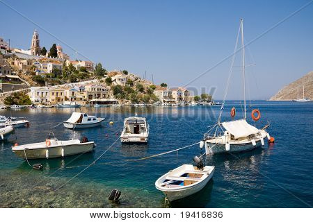 Barcos en Bahía y casas de Symi island, Grecia