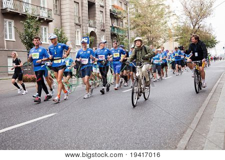 Varsavia - settembre 26: 51 corridori partecipano alla maratona di Varsavia 32A Guinness record o di rottura