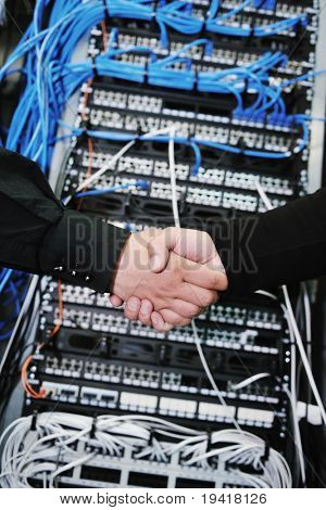 それは問題を解決するネットワーク サーバー室にエンジニア リング、ヘルプとサポートを与える