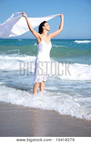 Dziewczyna relaks na plaży oceanu z tkanki szalik