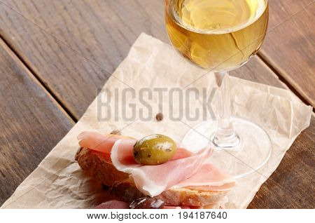 Open Jamon Sandwiches With White Wine