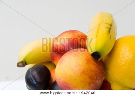 Gemischte Früchte In die Schüssel-3., Isolated On White.