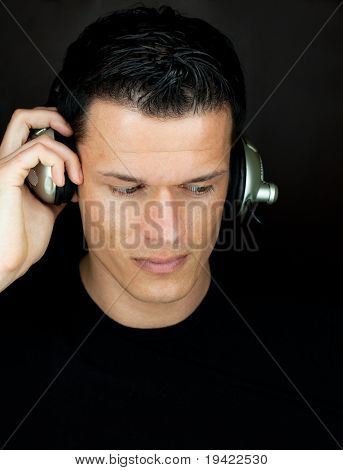 Genç discjockey müzik eğlence erkek portresi