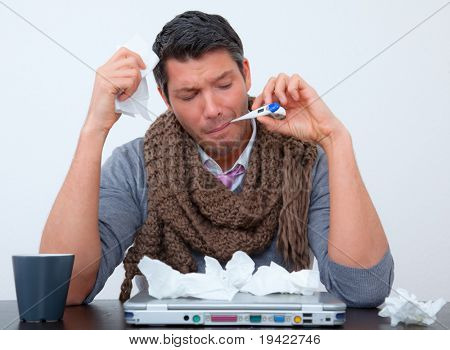 krank Businessman sitting auf Schreibtisch im Büro