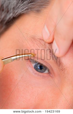 Mannelijke cosmetische behandeling verwijderen haren met pincet