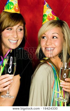 Happy smilende nytårsaften fejrer mennesker med hat på party