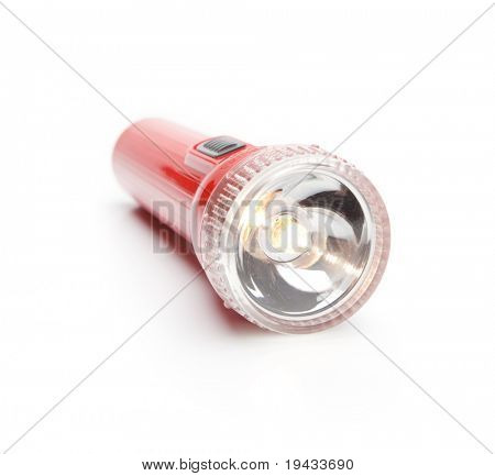 Poche rouge type torche avec ampoule allumée. Isolated on white avec ombre naturelle.