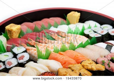 Sushi dispuesta en una bandeja de sushi tradicional. aislado en blanco.