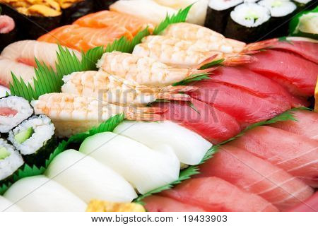 Sushi dispuesto en una bandeja de sushi tradicional. aislado en blanco.