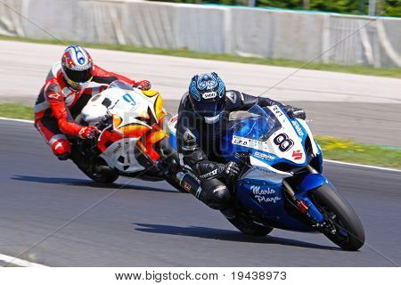 Hungaroring di Budapest, Ungheria - 19 giugno: I due piloti non identificati negoziare un angolo durante l'evento ROSBK in Hun