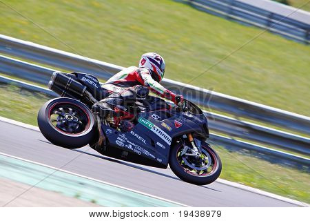 HUNGARORING, Ungheria - 19 giugno: Un pilota non identificato negozia un angolo durante l'evento ROSBK a Hung