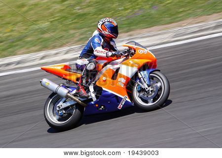HUNGARORING, Ungheria - 19 giugno: Un pilota non identificato negozia un angolo durante l'evento ROSBK a Hung
