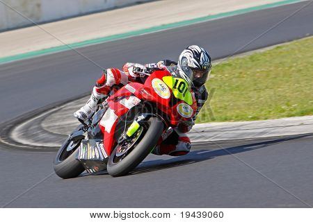 HUNGARORING, Ungheria - 19 giugno: Un pilota non identificato negozia un angolo durante l'evento ROSBK a Hung