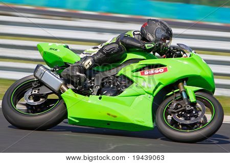 HUNGARORING, Ungheria - 19 giugno: Un pilota non identificato negozia un angolo durante l'evento ROSBK a Hung