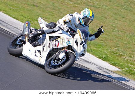 HUNGARORING, Ungheria - 19 giugno: Un pilota non identificato solleva un dito durante l'evento ROSBK al Hungaror