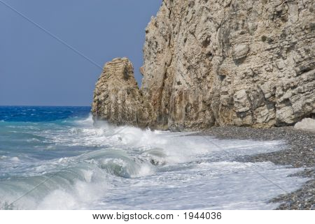 파도가 바위에 대 한 속보