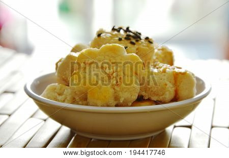 Chinese mini cookies dressing black and white sesame on cup
