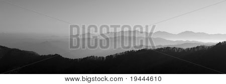pěkné asijské mountain view v čerň a bílá