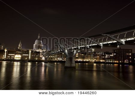 St. paul's Cathidral mit Milenium Brücke im Vordergrund