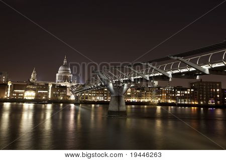 St. paul's Cathidral mit Milenium Brücke vor