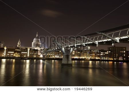 St. Paul's Cathidral mit Milenium Brücke im Vordergrund