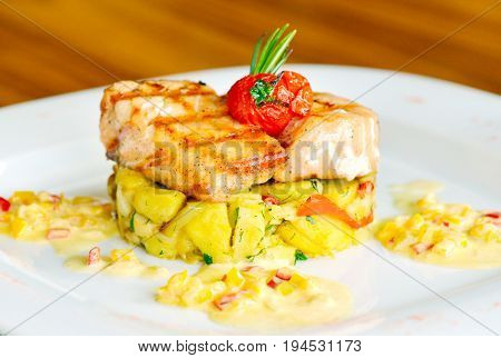 Grilled salmon closeup with potetos and green onions