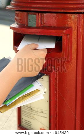 Udstationering mange breve til røde britiske Postbox på gaden