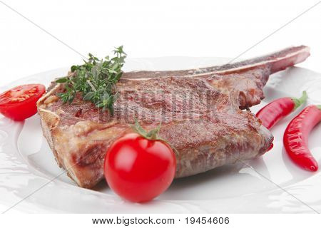 santoreggia: alla griglia ricambio rib su piatto bianco con timo pepe e pomodoro isolato su sfondo bianco