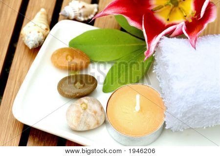  Entorno de spa con toalla vela y guijarros