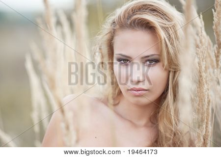 Belle femme appréciant Nature