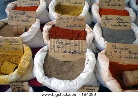 Frische Gewürze auf französischen Markt