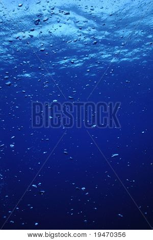 Unterwasser-Szene mit Blasen