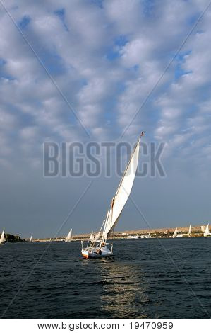 Tradiční felluca na řece Nilu, Asuánskou Egypt